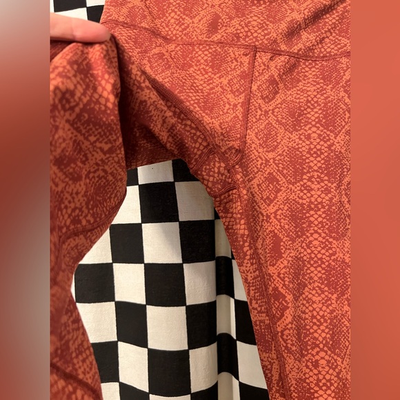 Athleta Ultimate Stash Pocket Snakeskin 7/8 Leggings - Picture 7 of 16